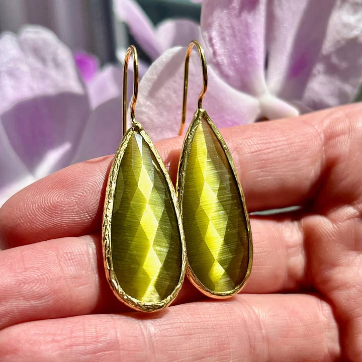 Pendientes "NARA" dorados oro fino piedra natural Ágata verde caqui para venta al por mayor de TOURMALYN