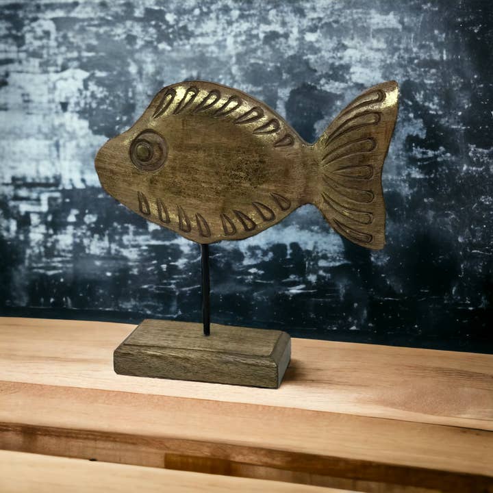 Wilco Home – Großhandel Dekofigur – Godfrey-Goldfisch-Statue aus Holz mit Aufschrift „Fish Tales“, geschnitzt3