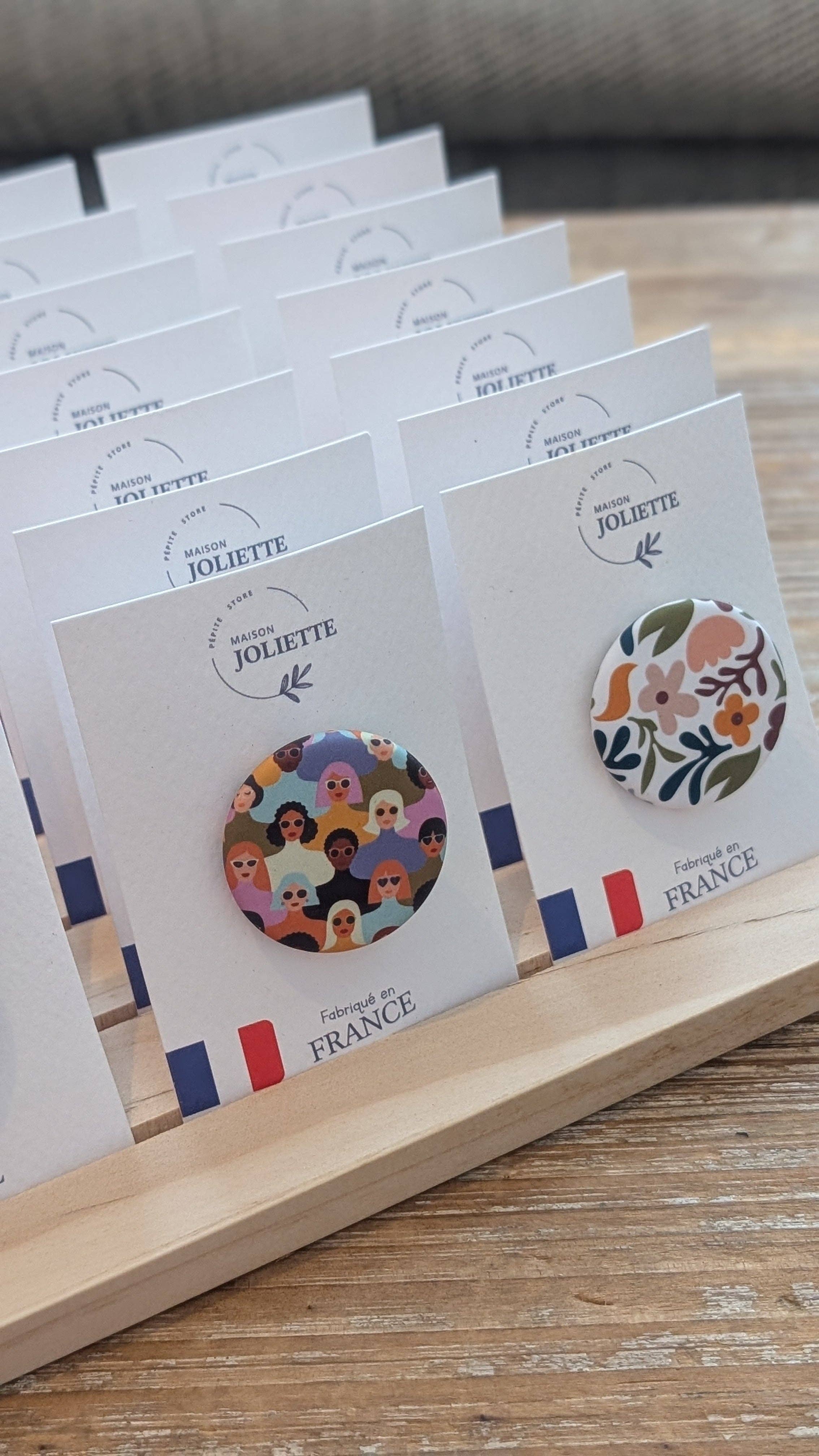 Maison Joliette - Wholesale Lapel Pin/Button - Maternity - Implantation Pack 28 Badges + Display Stand1