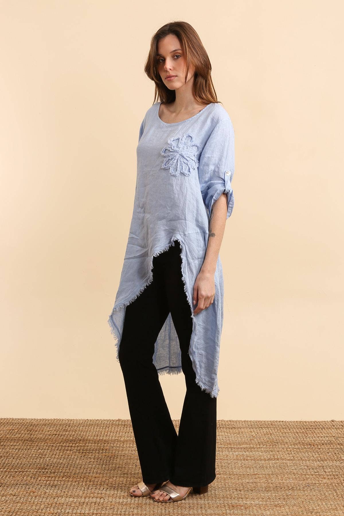 LÉA & LUC – Großhandel Kleid – Damen – 100 % Leinenkleid mit Blumenmotiv auf der linken Brust, REF. 724826