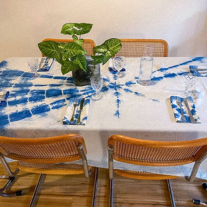 Tovaglia in cotone biologico Indigo Tie-Dye per la vendita all'ingrosso da parte di The Wild Bloomer