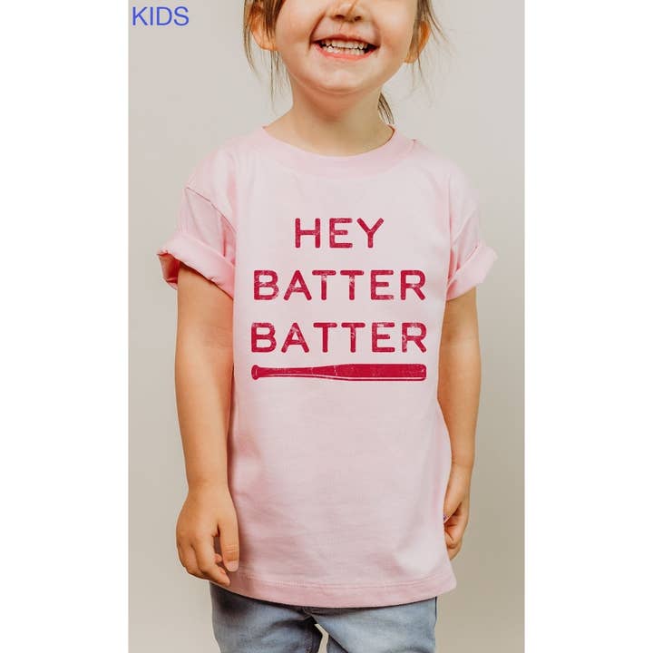 Hey Batter Batter Baseball Bat Børn Grafisk Tee for engroshandel hos Kids By Kissed Apparel