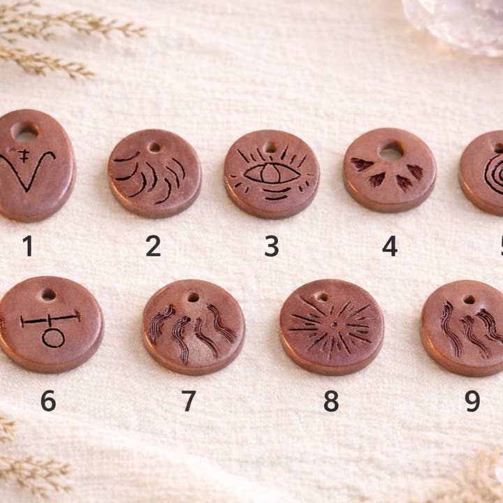 Nordisches Erd-Amulett – handgefertigter Ton-Talismananhänger – Symbol für Schutz und innere Stärke für den Großhandel von Runemoss Atelier by Sara Beccuti