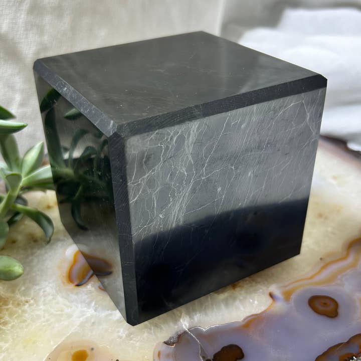 Cubo Shungit 10 cm para venta al por mayor de Quasar Gems USA