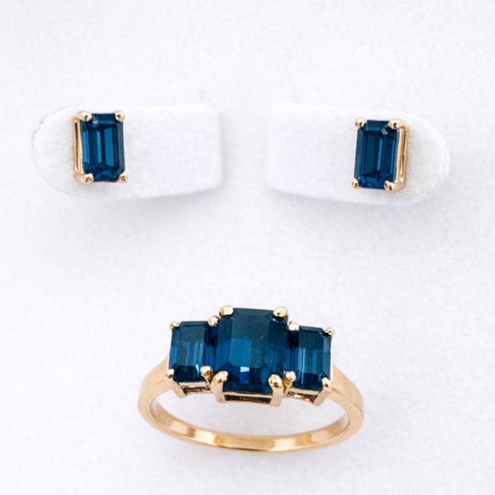 Saphirblaues Swarovski-Kristallring- und Ohrstecker-Set im Smaragdschliff für den Großhandel von Glimmering Handmade