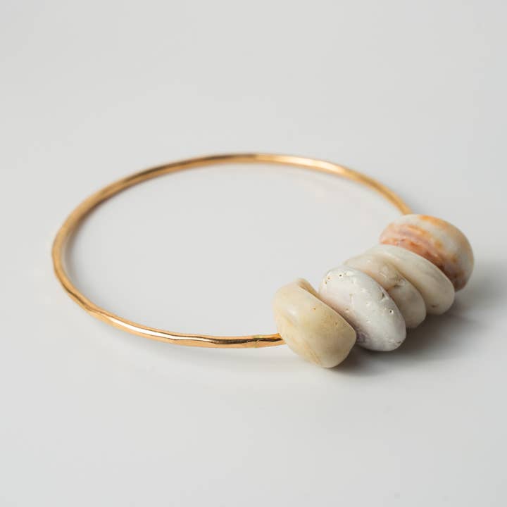 Masser af Puka-armbånd for engroshandel hos Little Sea Gypsy