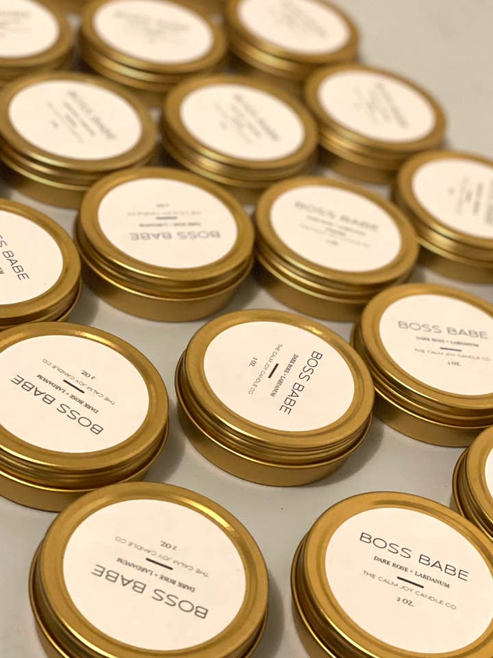 Bougie en étain doré personnalisée pour la vente par The Calm Joy Candle Co.