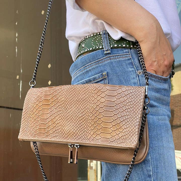 Enveloptas van leer met slangenmotief voor dames met kettingen voor wholesale door Chenson & Gorett