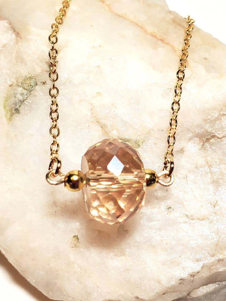 Collier, grande briolette en cristal, Salomé chaude pour la vente par Jezabel Adornment