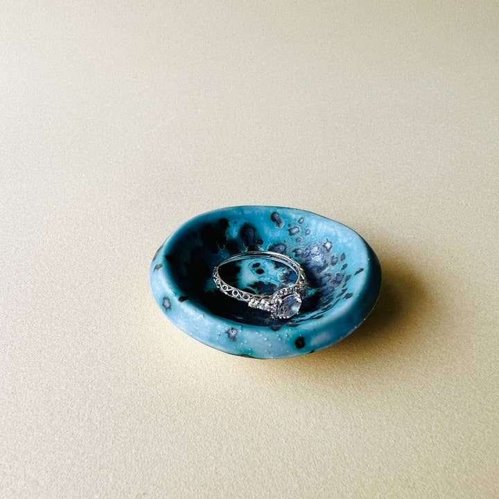 Petit plat à anneaux Moonscape pour la vente par MoonMoon Ceramics