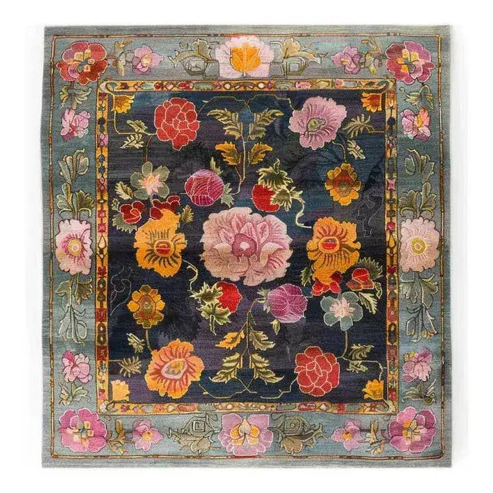 Tapis fait main à motifs floraux exotiques pour la vente par Maia Homes