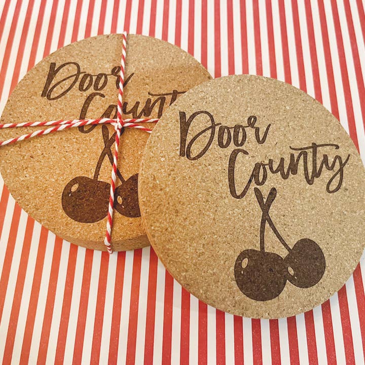 Door County Wisconsin Graverad Cork Coasters Souvenir för wholesale av So Sweet Party Shop, LLC