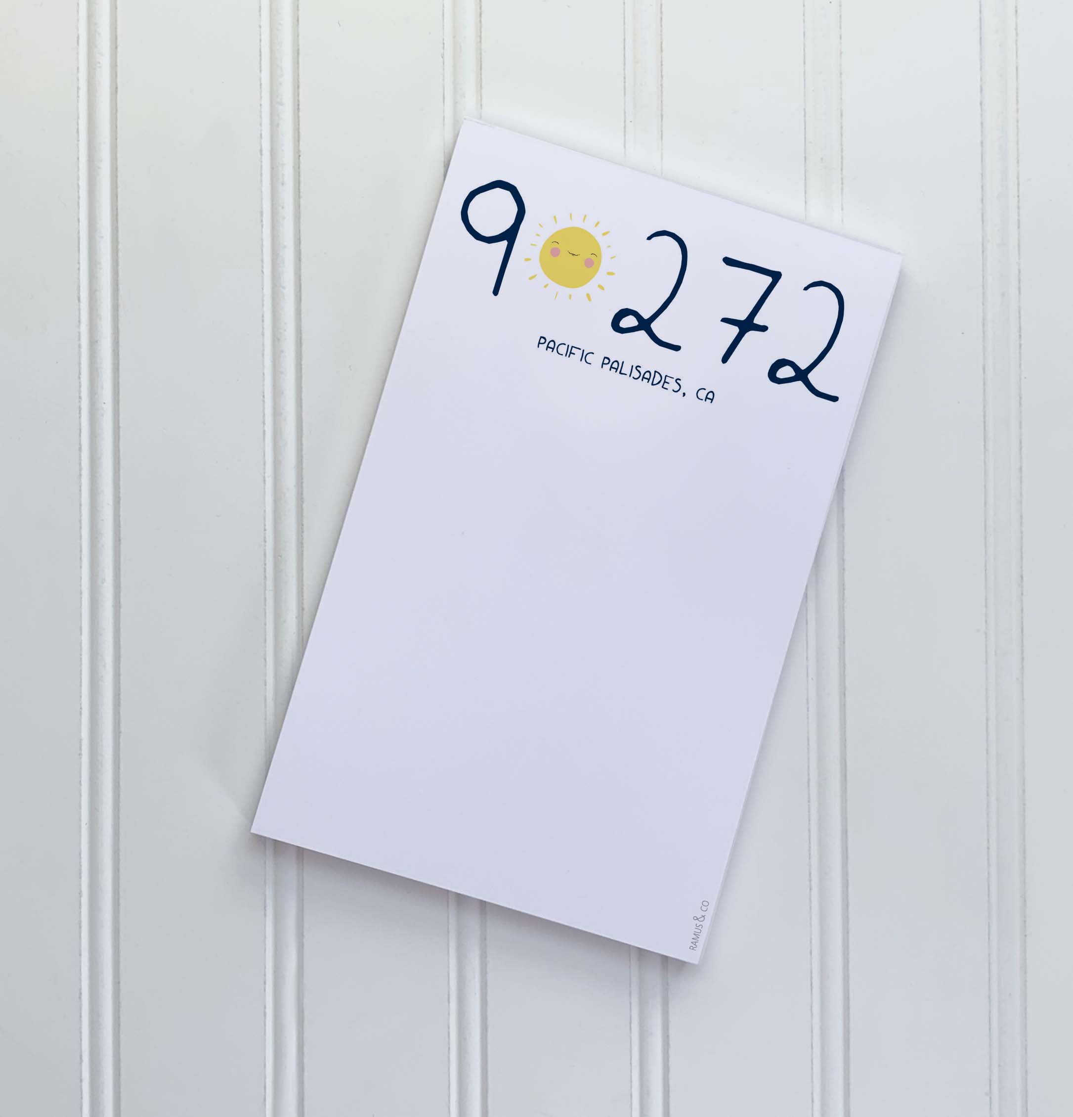 Ramus & Co. – wholesale Anteckningsblock – ANPASSAD NOTEPAD Ikon + Postnummer + Stad1