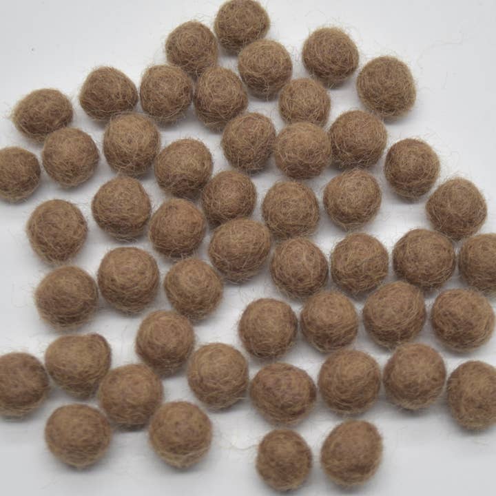 Bolas de Fieltro 100% Lana - 100 Unidades - 1cm - Marrón Claro para venta al por mayor de Oriental Direct Craft Supplies