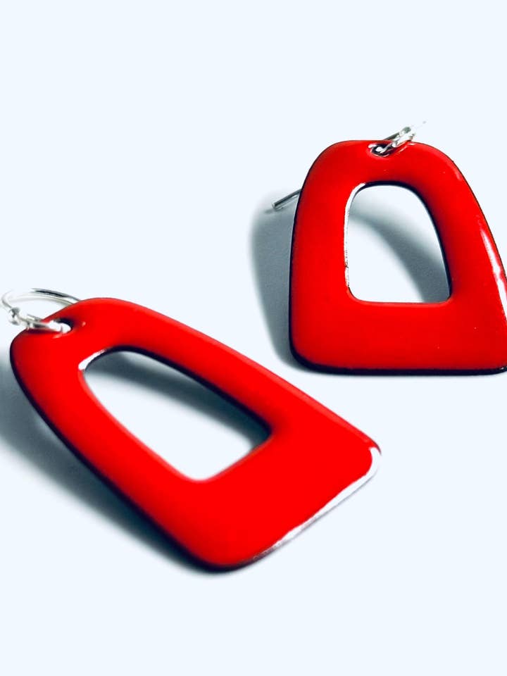Boucles d'oreilles rectangulaires rétro, émail cuivre orange flamme pour la vente par Magpie Mouse Studios