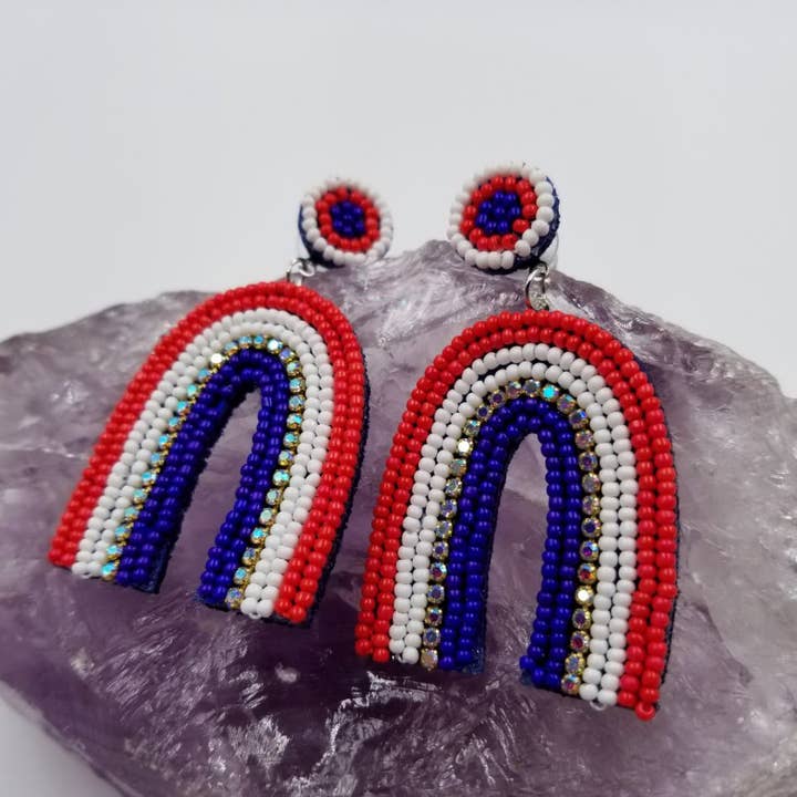 Seedpärla Regnbåge Patriotiska Örhängen - 4 juli för wholesale av magnolia jewelry