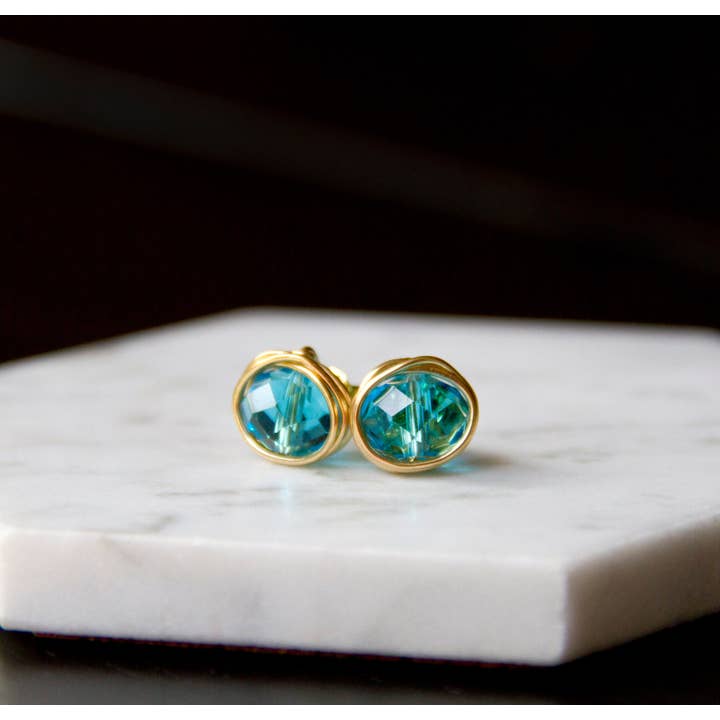 The Jovi Lyne Collection - Vendita all'ingrosso Orecchini a bottone - Orecchini a perno con pietra portafortuna in filo di cristallo cinese blu acqua - oro
