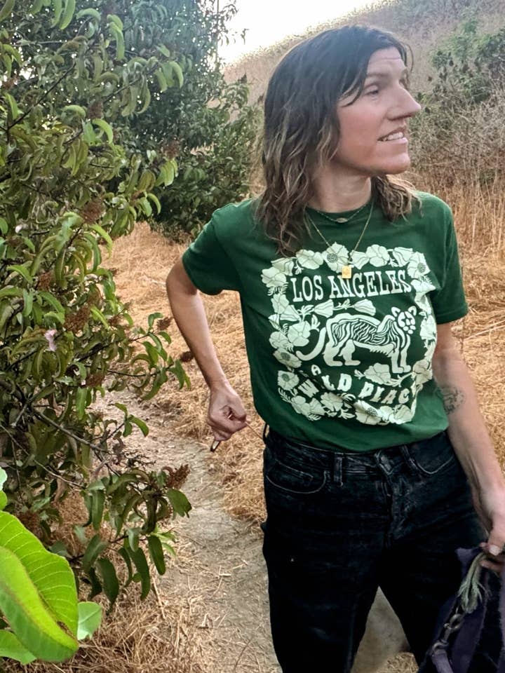 LA Is Not A Desert – wholesale Screen printed t-shirt – Women′s – Los Angeles Is A Wild Place T-shirt2