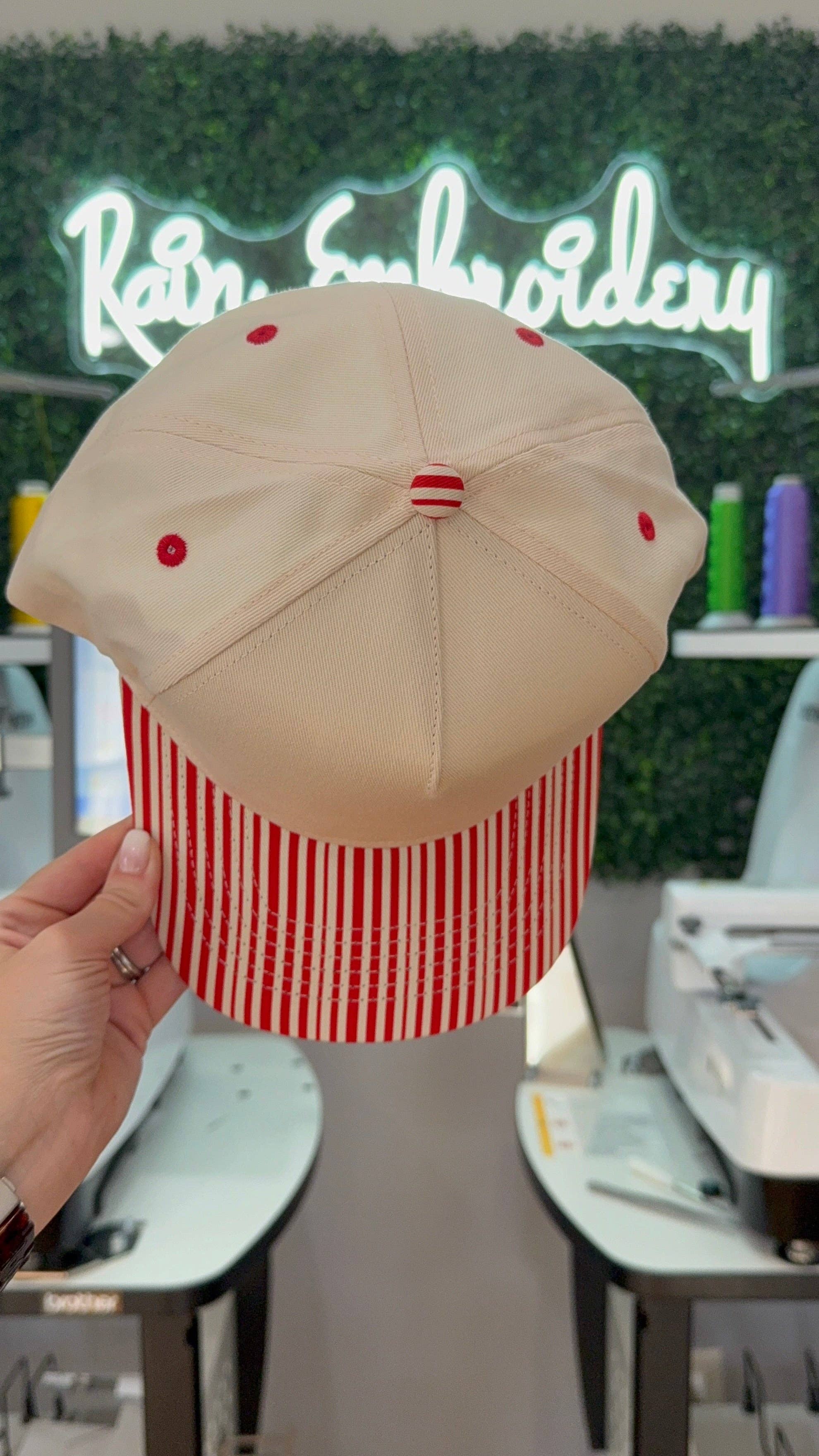 Rain Embroidery – Großhandel Trucker-Cap – Unisex – Rote Streifen Trucker Cap (leer)2