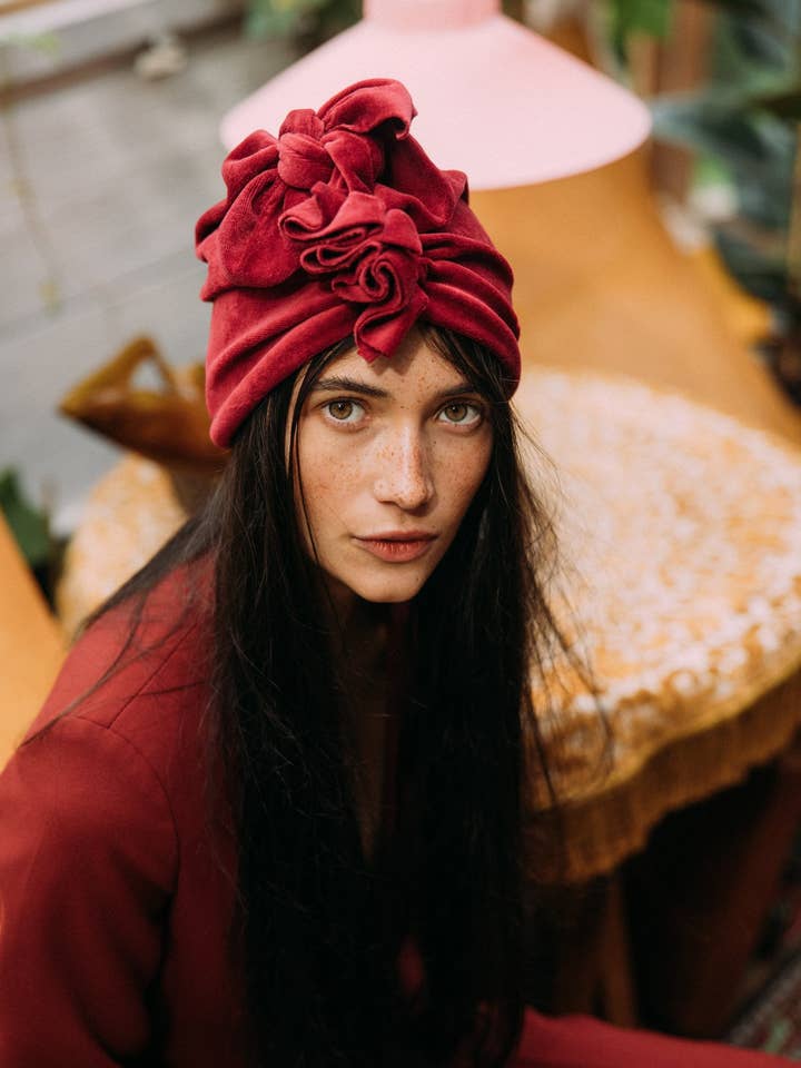 Sammet Crimson Röd Turban nr.1 för wholesale av Looks by Luks