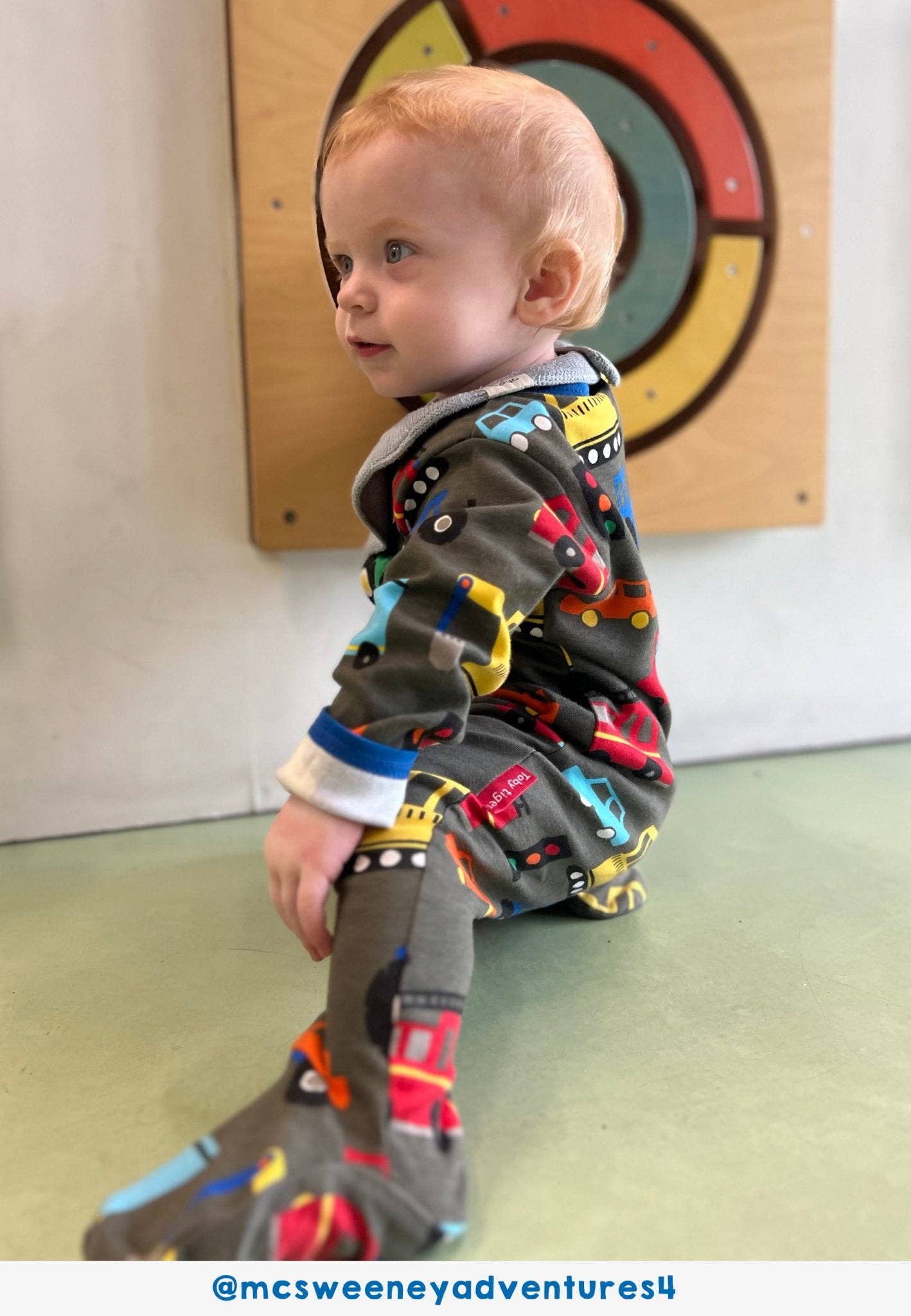 Toby Tiger GmbH – Großhandel Schlafanzug – Baby – Bio-Baumwoll-Baby-Schlafanzug einteilig mit Füßen und Fahrzeugdruck1