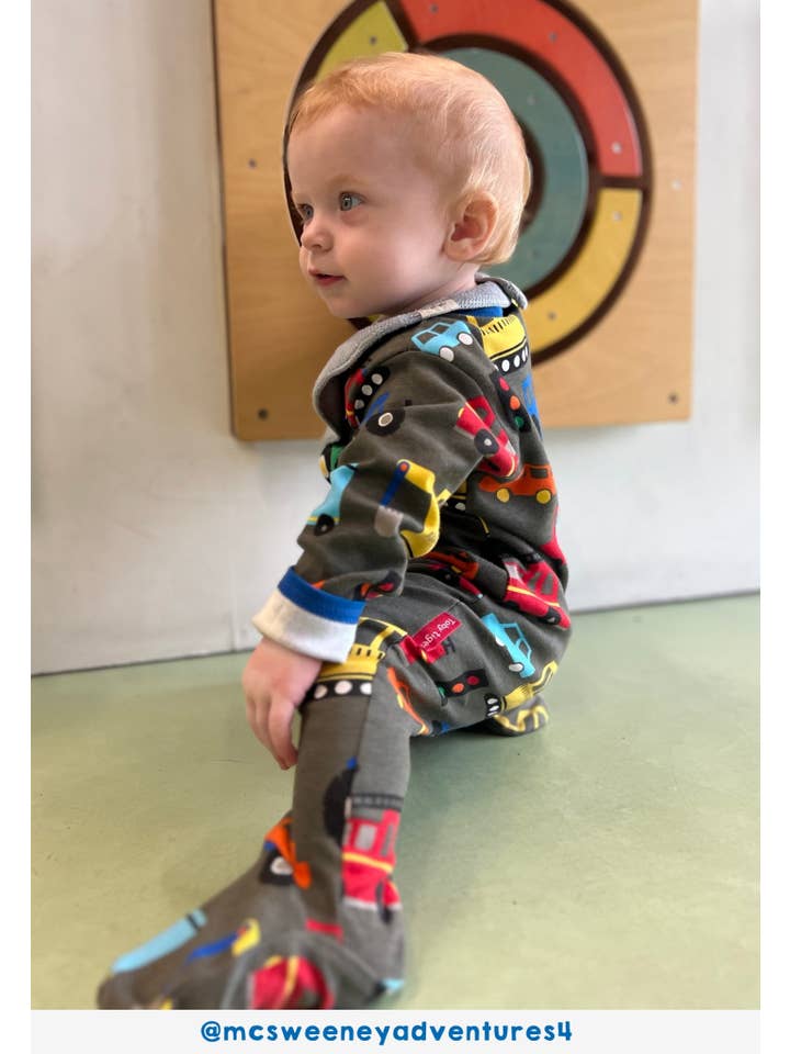Toby Tiger GmbH - Wholesale Sleepsuit - Baby - Bio-Baumwoll Baby Schlafanzug einteilig mit Füßen und Fahrzeug-Druck1