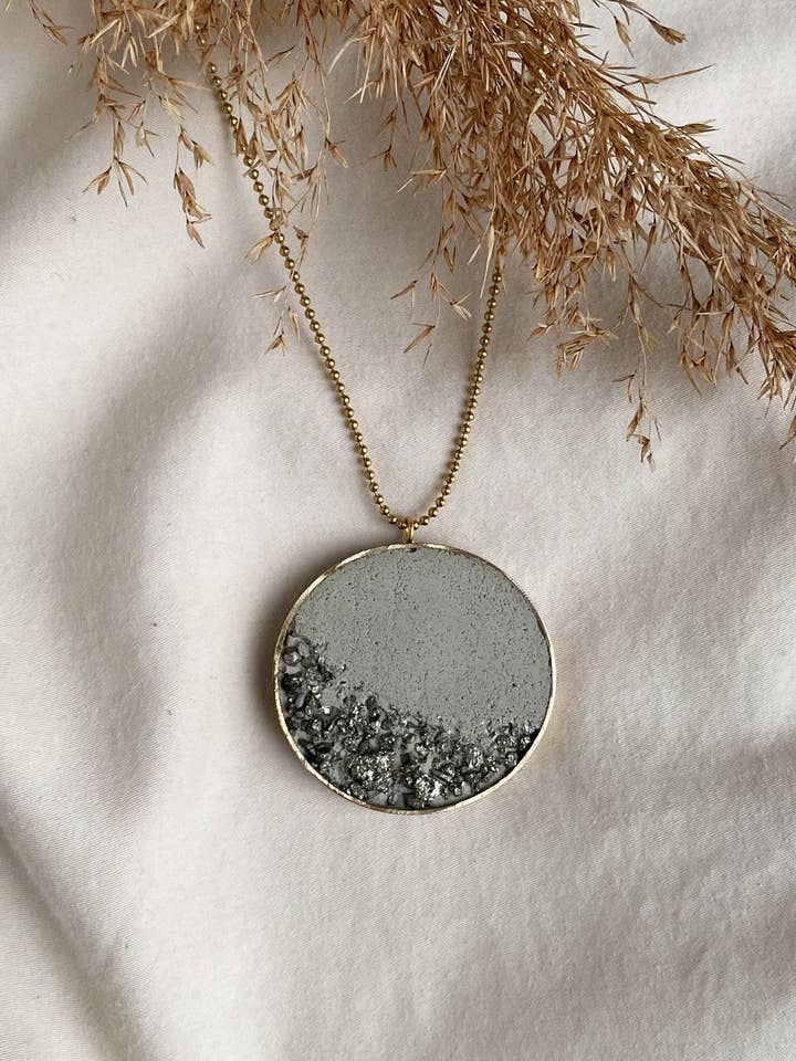 Concrete necklace | light grey concrete for wholesale by Atelier La Rouleuse