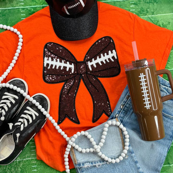 Oranje T-shirt voor elke dag met voetbalstrik en pailletten voor wholesale door Trendy Tee Co.