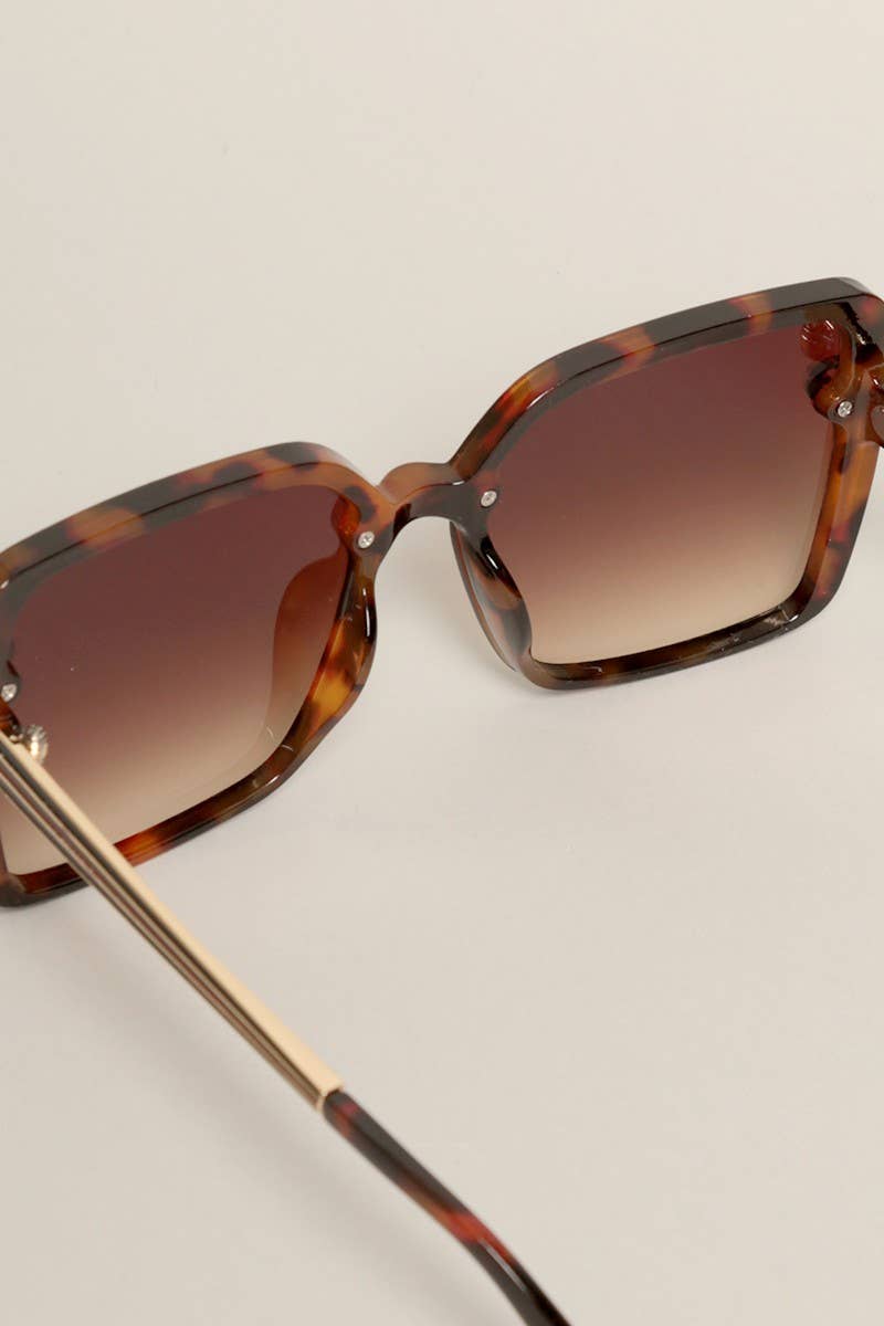 12 BLANDADE FÄRG Kvinnors rektangulära form överdimensionerade solglasögon för wholesale på Faire10