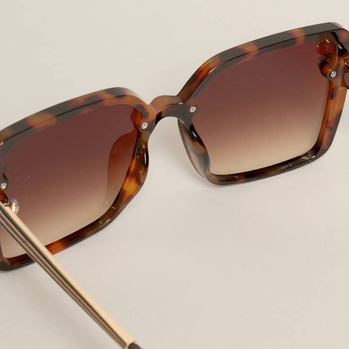 12 BLANDADE FÄRG Kvinnors rektangulära form överdimensionerade solglasögon för wholesale på Faire10