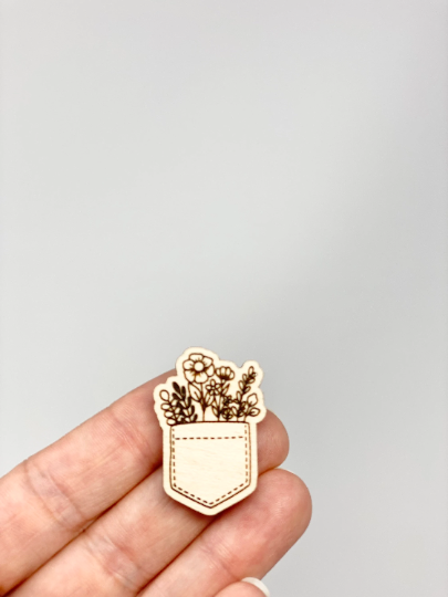 Juniper and Lilies - Vente Broches - Broche florale, broche en bois gravée au laser, accessoire fleur en bois2