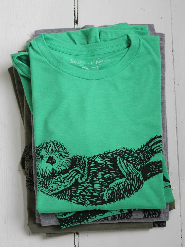 Hearth and Harrow – Großhandel T-Shirt mit Siebdruck – Damen – Bio Otter T-Shirt für Damen auf Hellgrün2