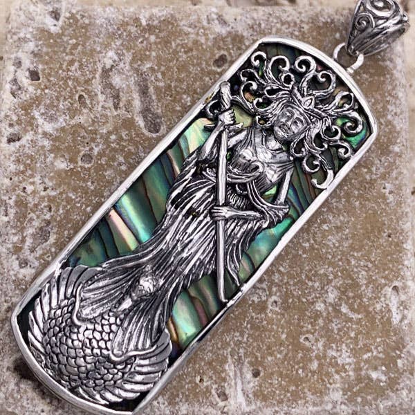 Pendentif DAME du Lac en argent sterling incrusté de nacre, 2" pour la vente par Goddess Design Studio