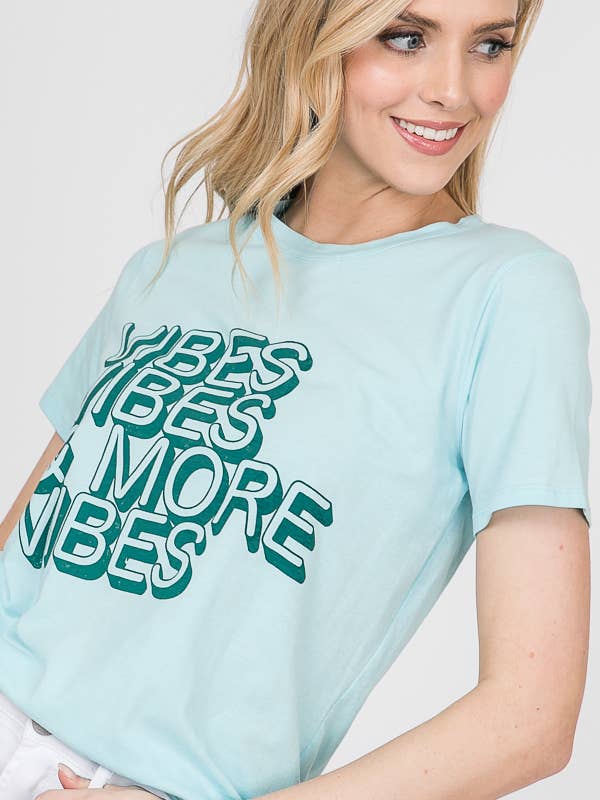 TOP GRÁFICO “VIBRAÇÕES, VIBRAÇÕES E MAIS VIBRAÇÕES” por atacado de Tres Bien, Inc