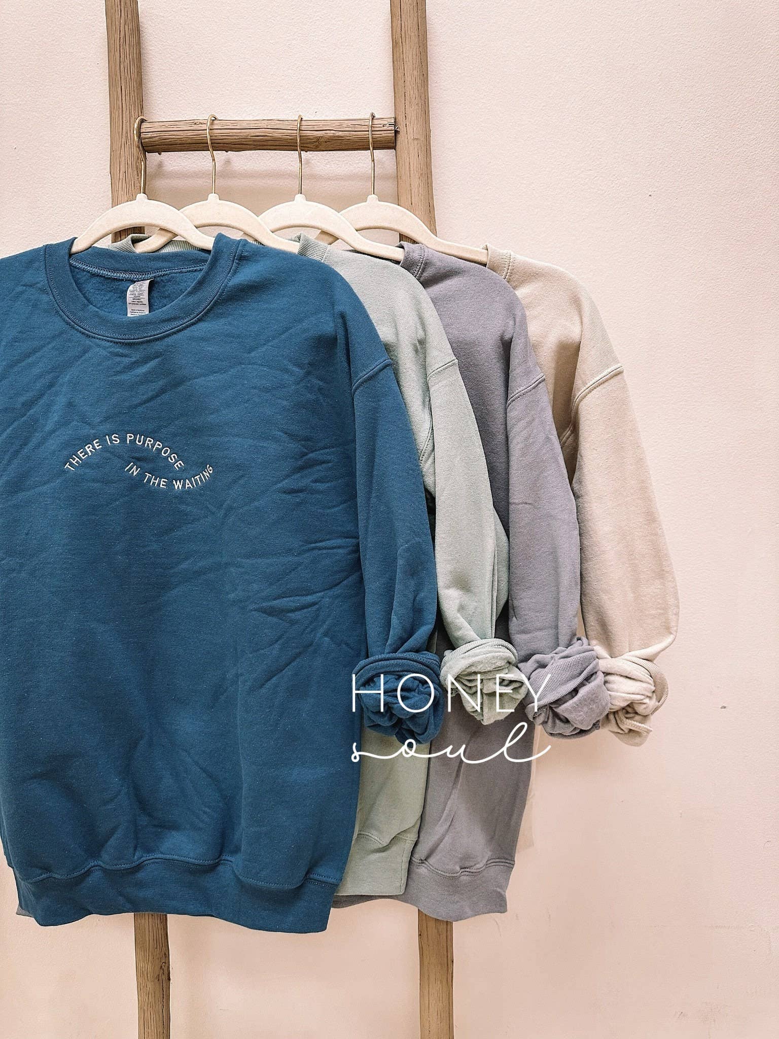 Honey Soul LLC - Venta al por mayor Sudadera estampada - Unisex - Sudadera bordada "There Is Purpose In The Waiting"2