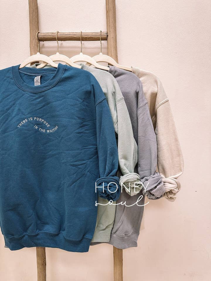 Honey Soul LLC - Venta al por mayor Sudadera estampada - Unisex - Sudadera bordada "There Is Purpose In The Waiting"2