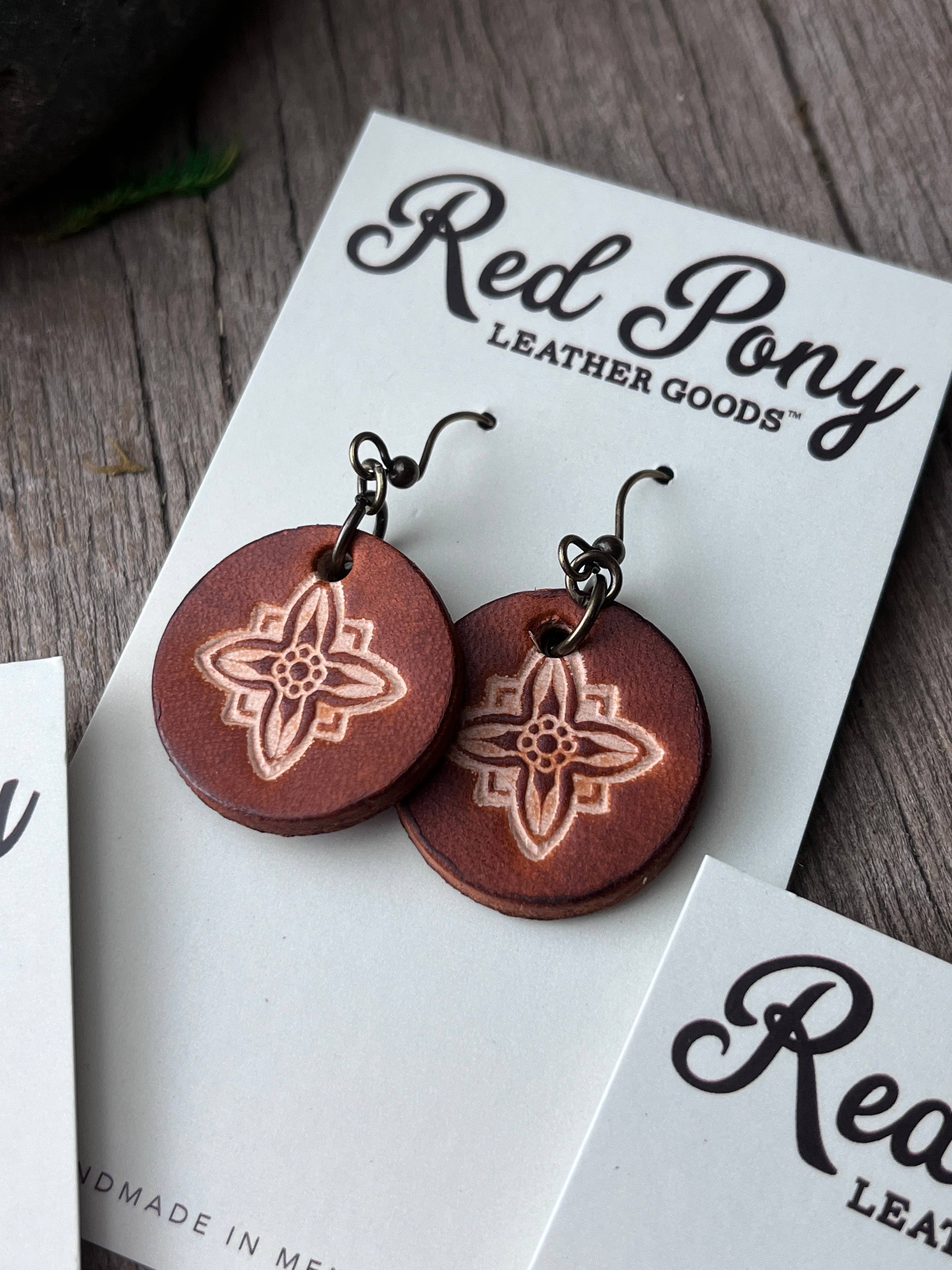 Red Pony Leather Goods – Brincos de argola por atacado – Brincos em Forma de Gota em Couro Trabalhado à Mão Boho Western Pequenos (Cópia)2