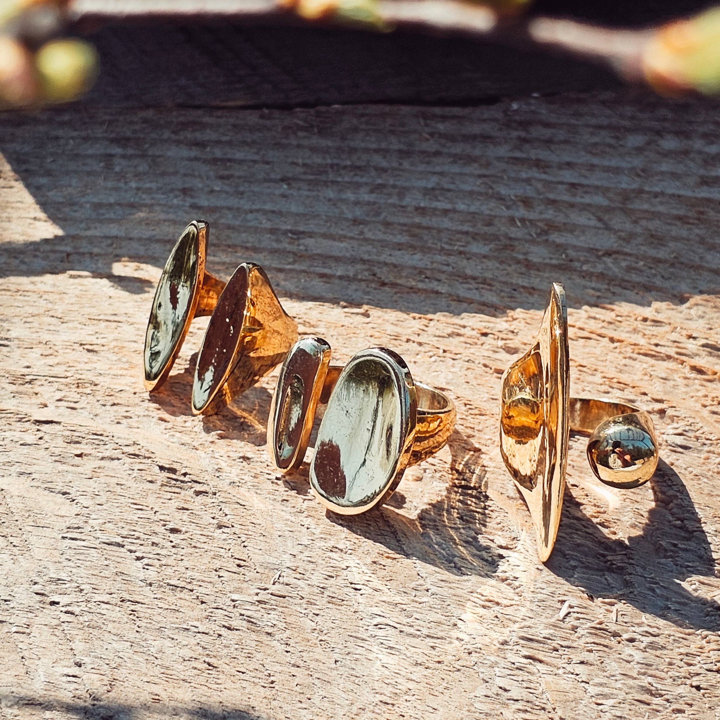 Bisjoux - Venta al por mayor Anillo de banda/apilable - Anillo de orbe orgánico de latón abierto ajustable hecho a mano 8