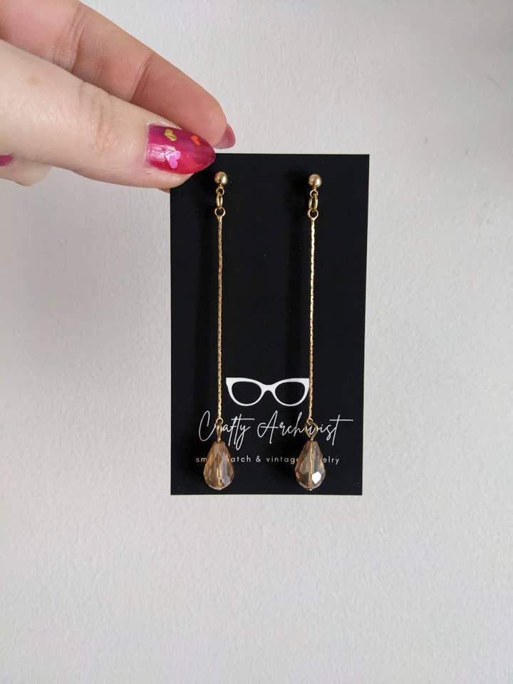 Brincos Vintage Iridescent Teardrop em Pêssego por atacado de Crafty Archivist