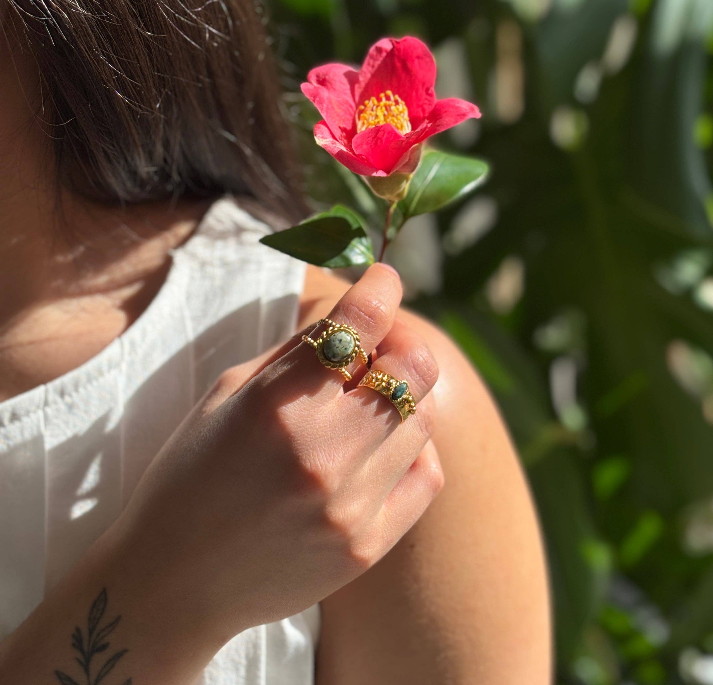 Ocean Ripples - Venta al por mayor Anillos grandes/de cóctel - Anillo ajustable con turquesa africana y baño de oro de 18 quilates1