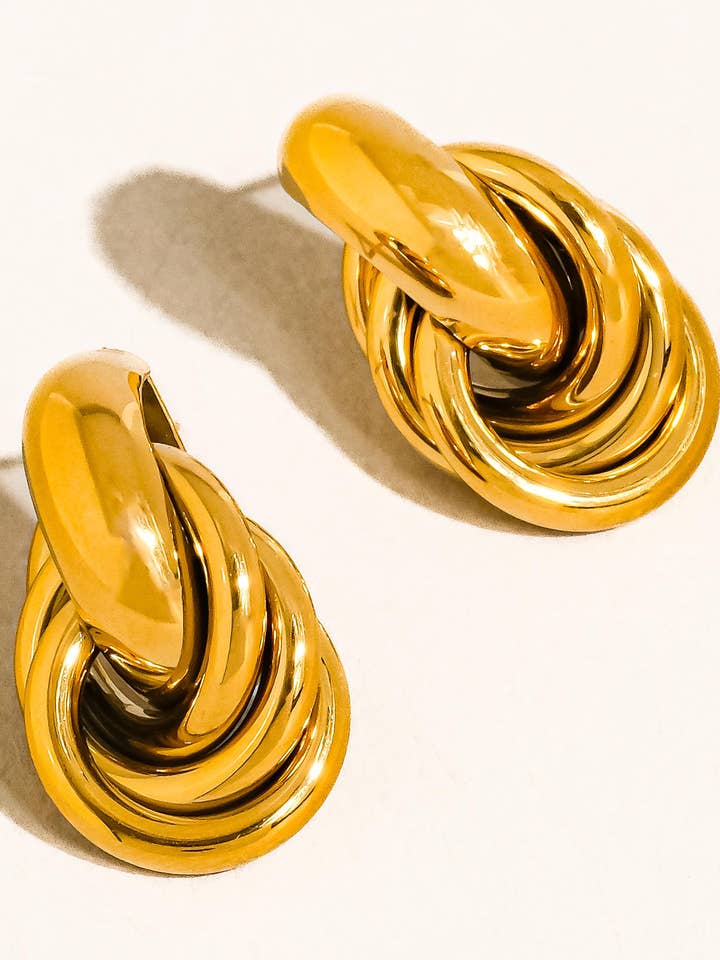 Rosavine 18K Gold Nicht-Anlaufende Knoten-Creolen für den Großhandel von Flânerie by MAIQ