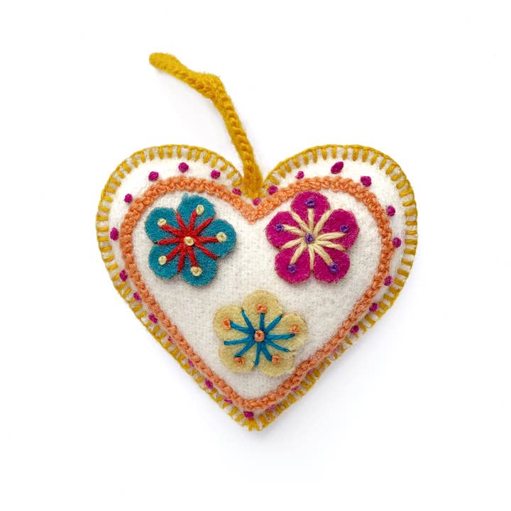 Ornaments 4 Orphans - Vente Lots de décorations - Lot de 12 décorations de Noël brodées en forme de cœurs blancs1