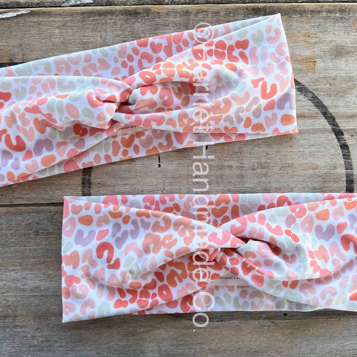 Bandeau extensible torsadé – Imprimé léopard / guépard pastel pour la vente par Harriet Handmade Co.