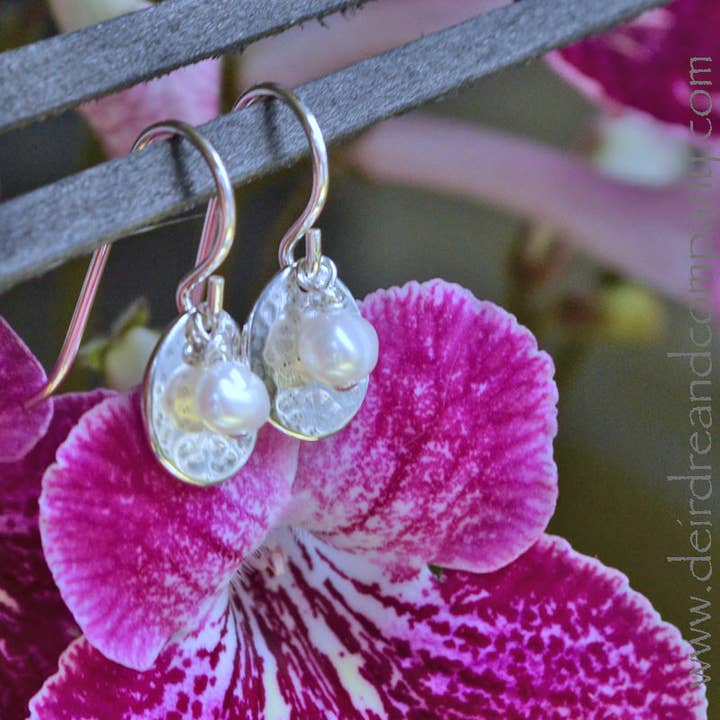 Live Simply örhängen med små pärlor för wholesale av Deirdre & Company