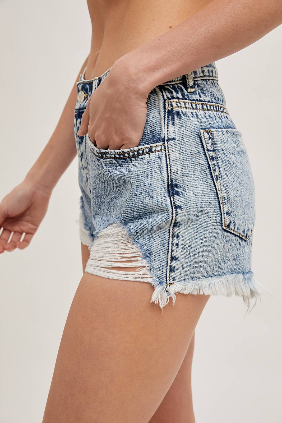 Bluivy - Vendita all'ingrosso Pantaloncini - Donna - SHORTS IN DENIM CON ORLO STRAPPATO15