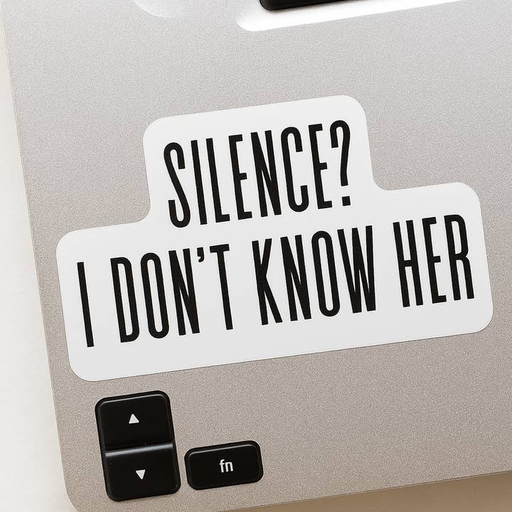 "Stilte? Ik Ken Haar Niet" Vinyl Sticker – Grappige Gedurfde Quote voor Extroverten, Laptops, Bekers & Dagboeken voor wholesale door Wear Us Out