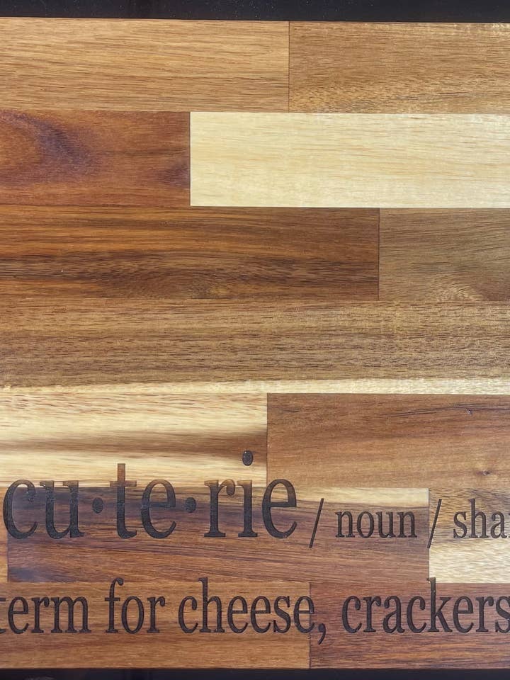 Planche de charcuterie en acacia pour la vente par AMidSomersNap