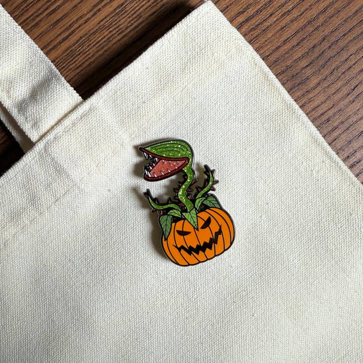 Épingle en émail Jack et Vénus (Jack-o'-lantern & Dionée attrape-mouches) pour la vente par Spells & Specimens