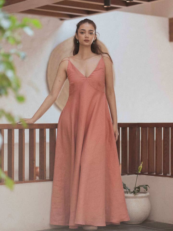 Vestido maxi de linho e salmão e espaguete por atacado de Drishya Linen