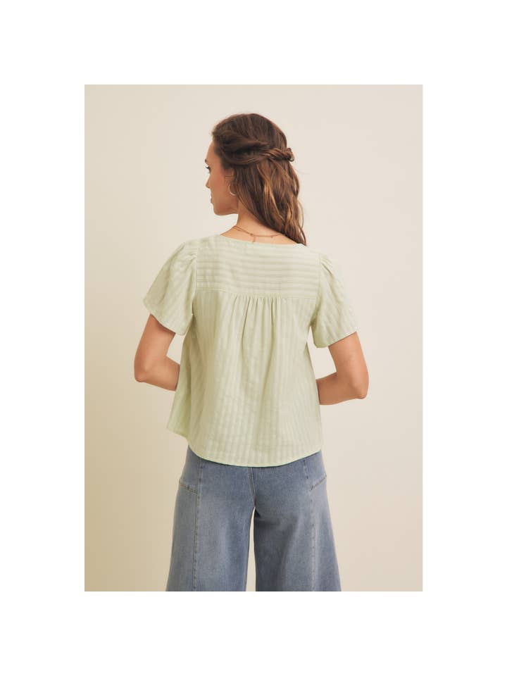 in february – Großhandel Bluse – Damen – BLUSE MIT STRUKTURIERTEM STOFF UND VIERKANT-AUSSCHNITT MIT KNOPFLEISTE7